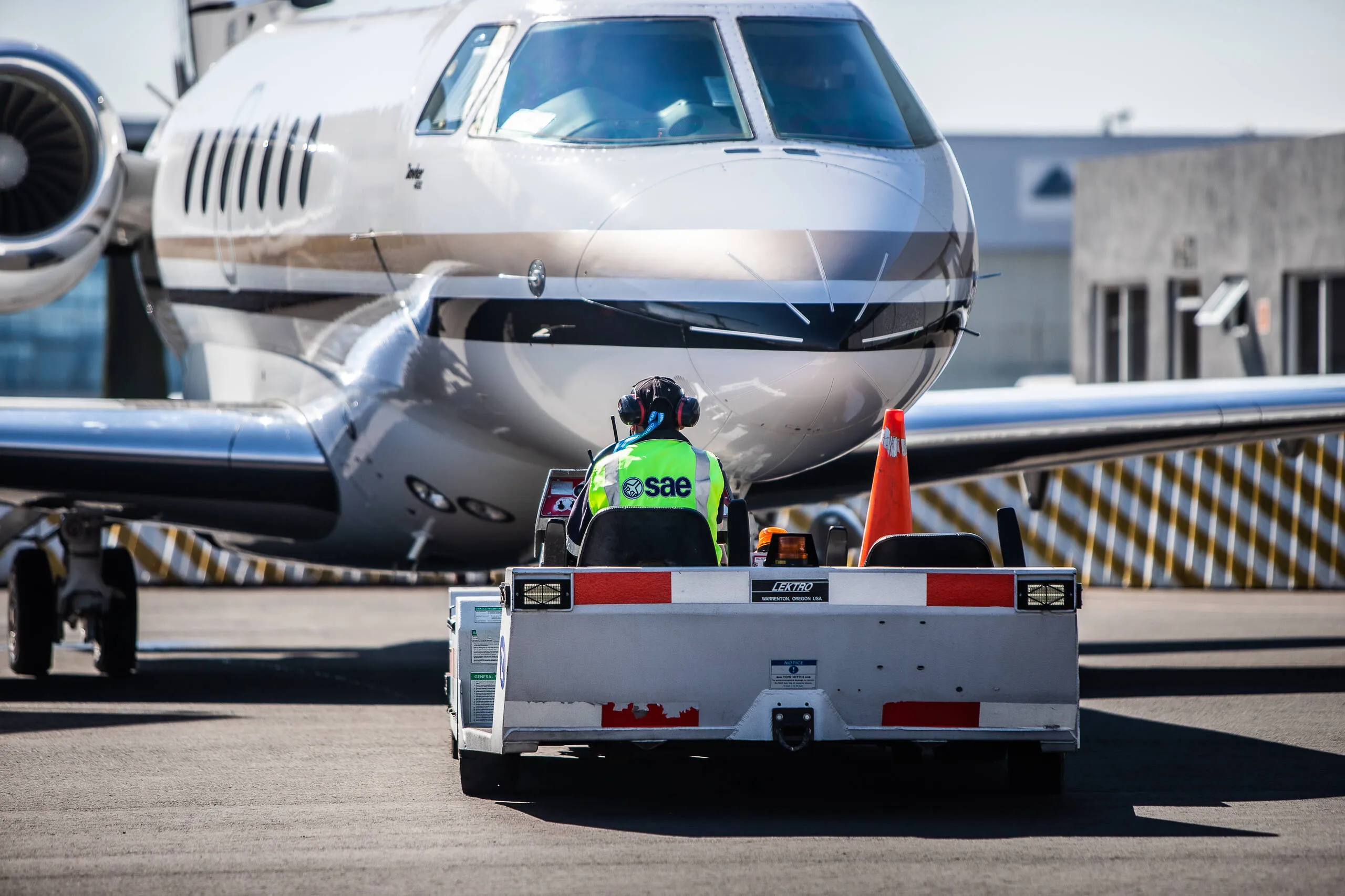 Personal de SAE atendiendo a clientes en el FBO