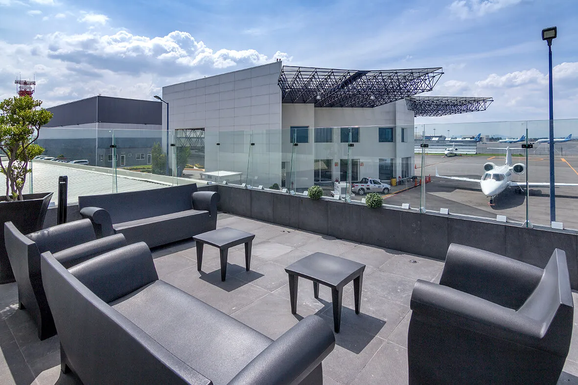 Oficinas de inmigración junto al FBO de SAE en Toluca