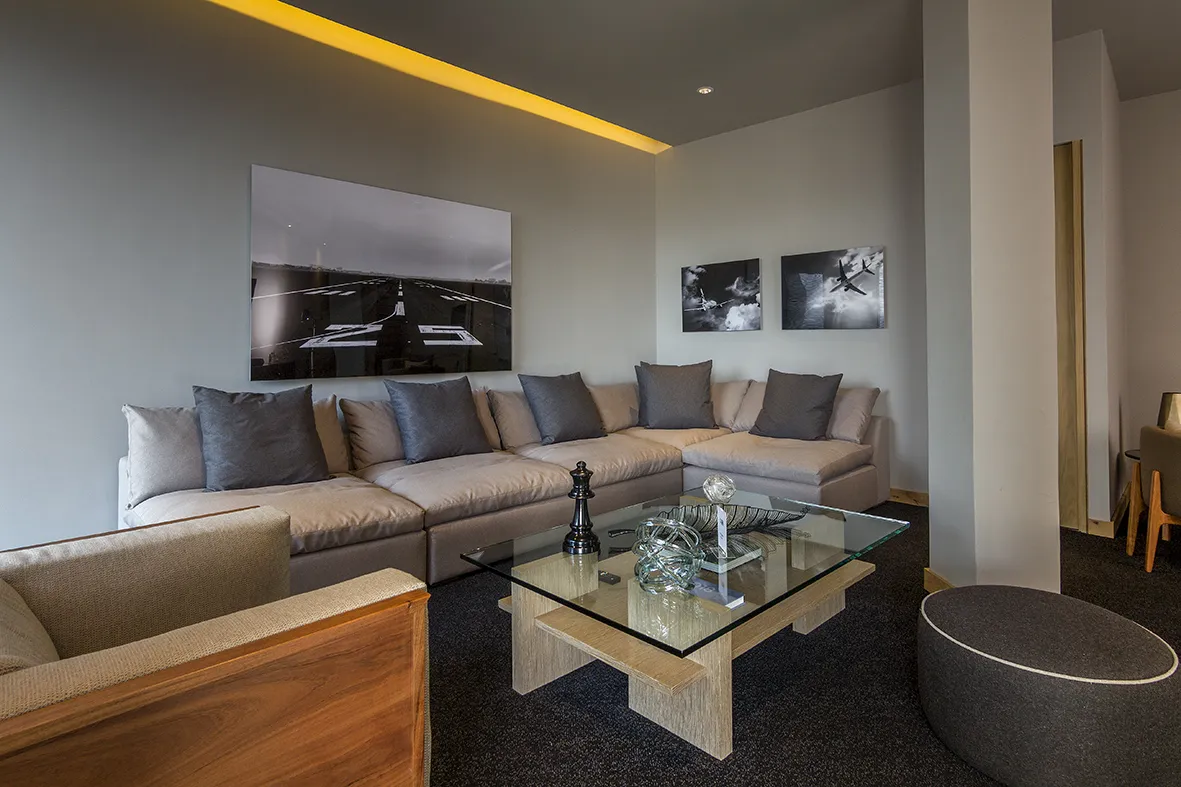 Sala privada VIP para pasajeros en el FBO de SAE