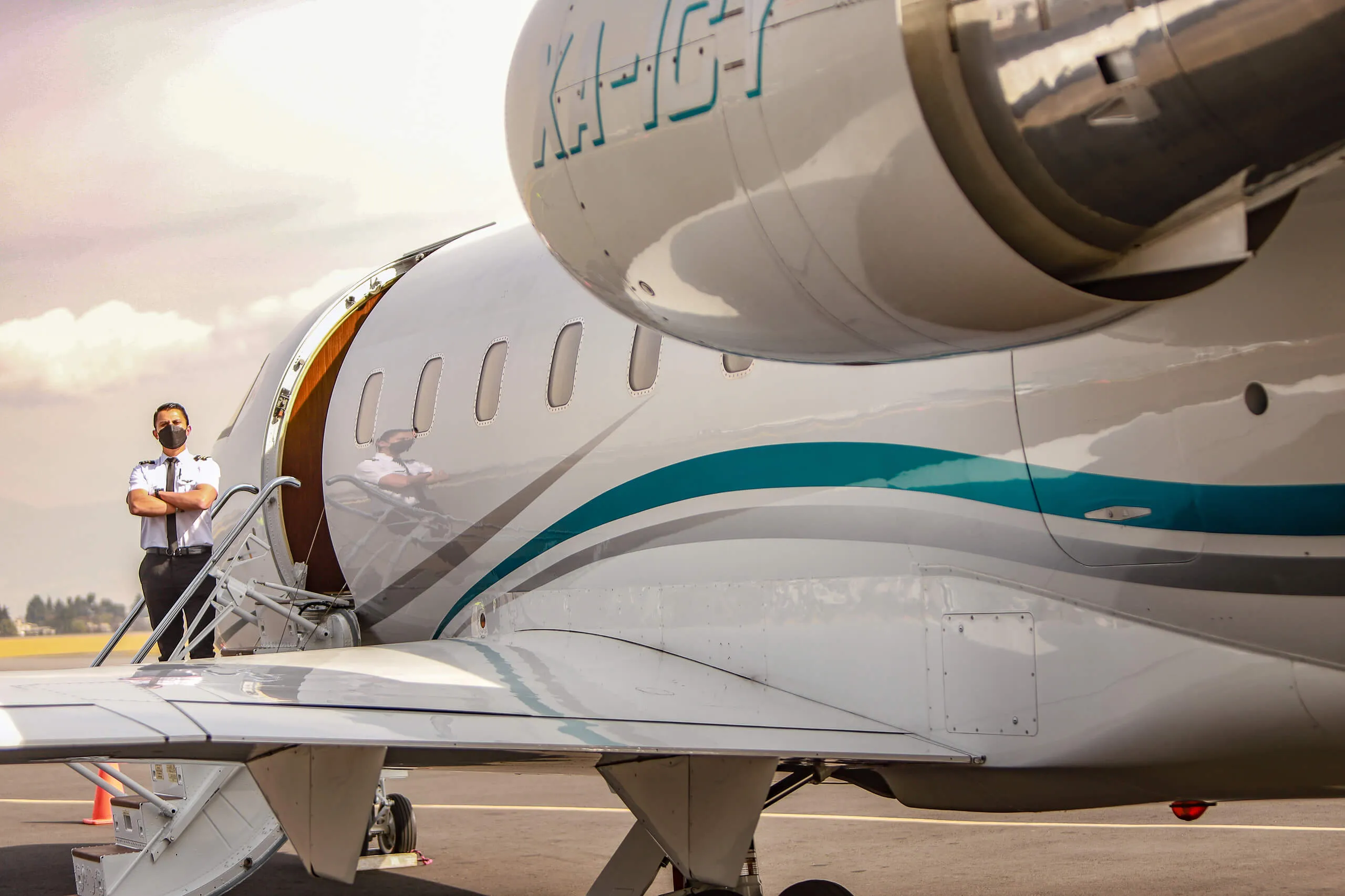Jet privado de SAE en plataforma listo para un vuelo