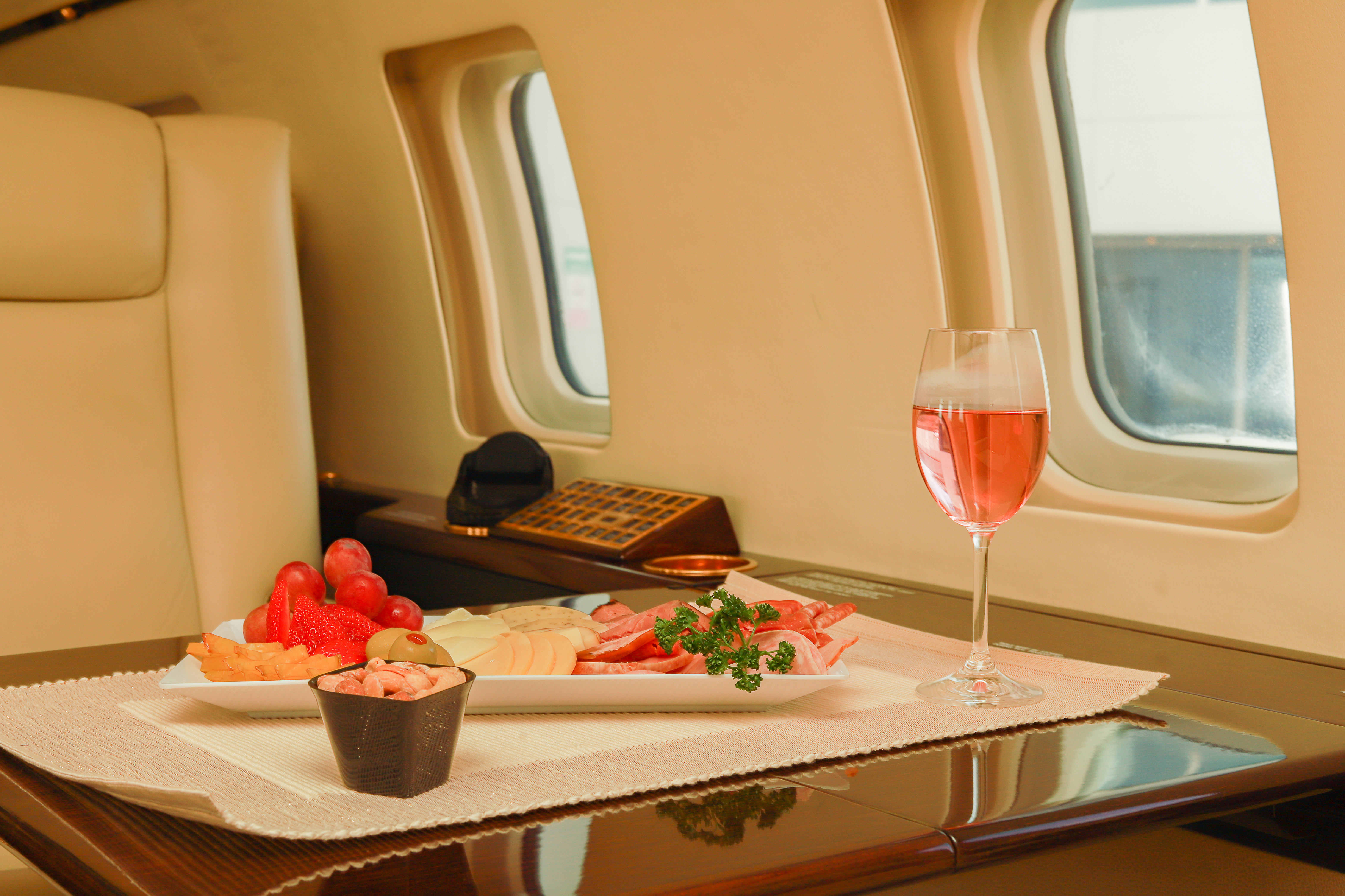 Servicio de catering y copa de vino a bordo de un avión privado de SAE