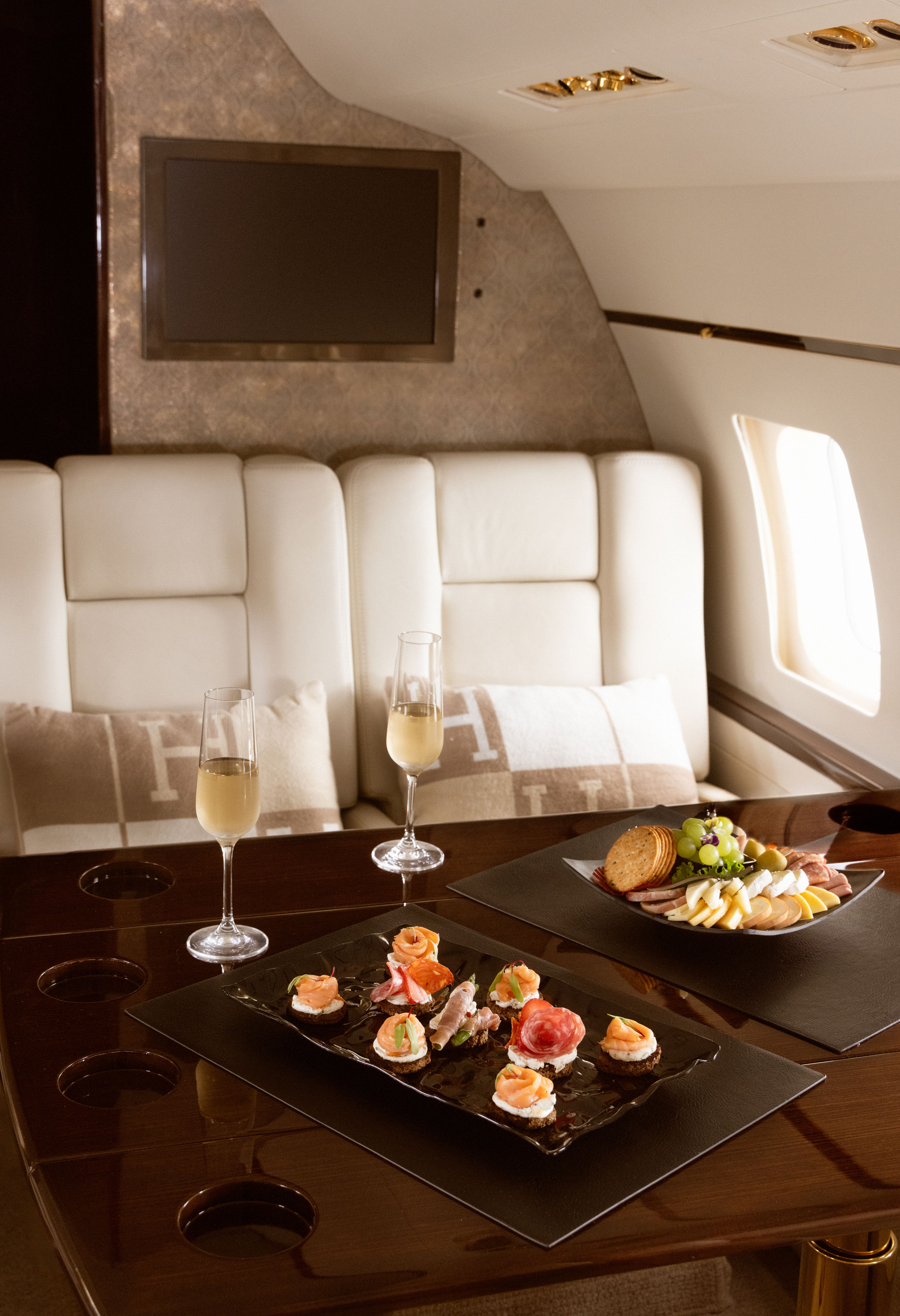 Servicio de catering y copa de champagne a bordo de un avión privado de SAE