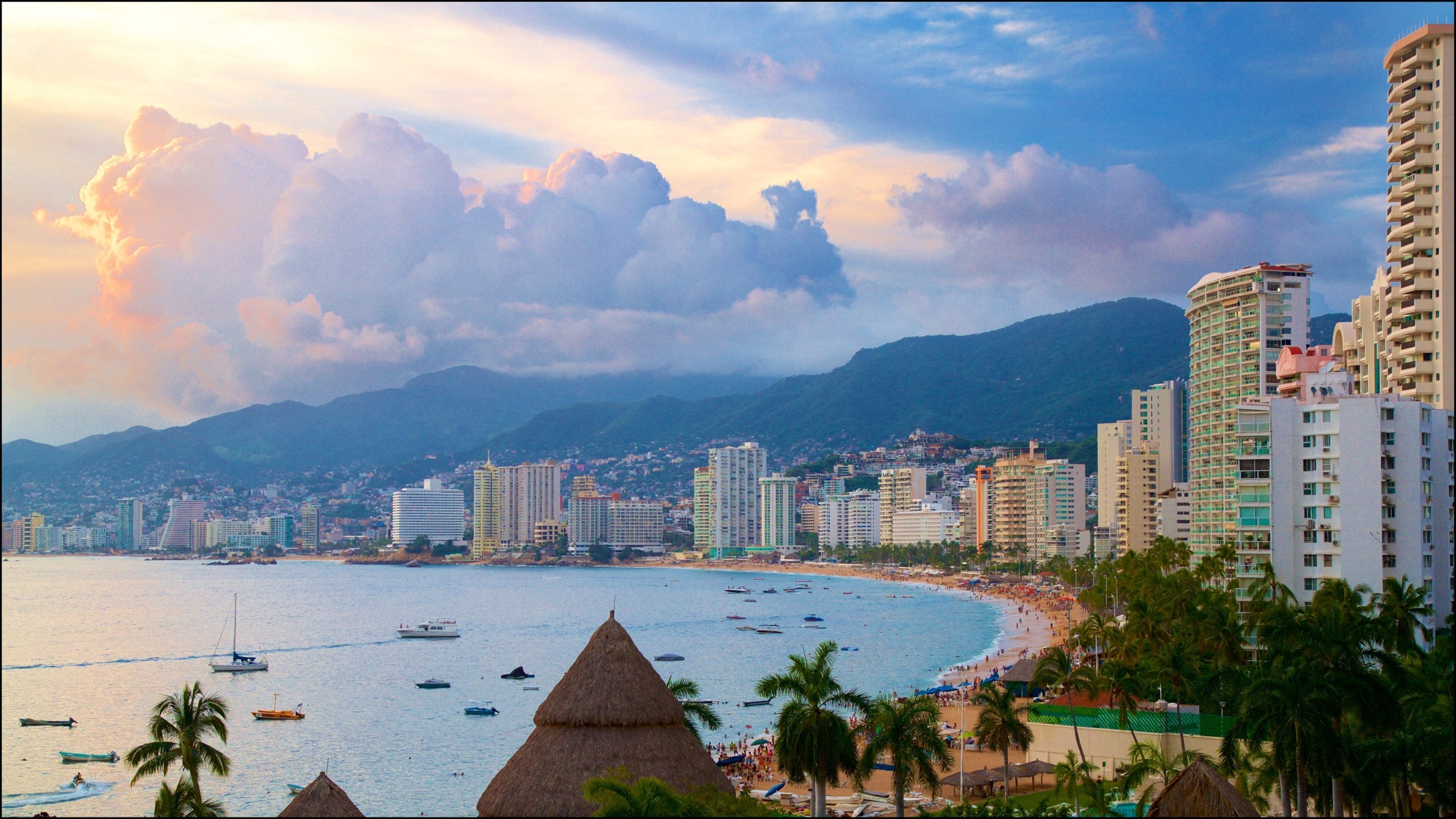 Vista aérea de la bahía de Acapulco al atardecer