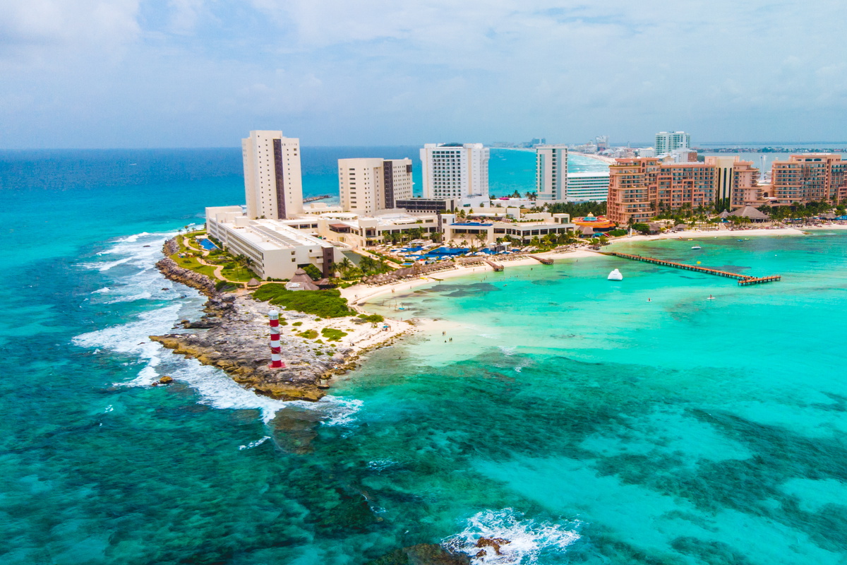 Vista aérea de la zona hotelera y el mar turquesa de Cancún