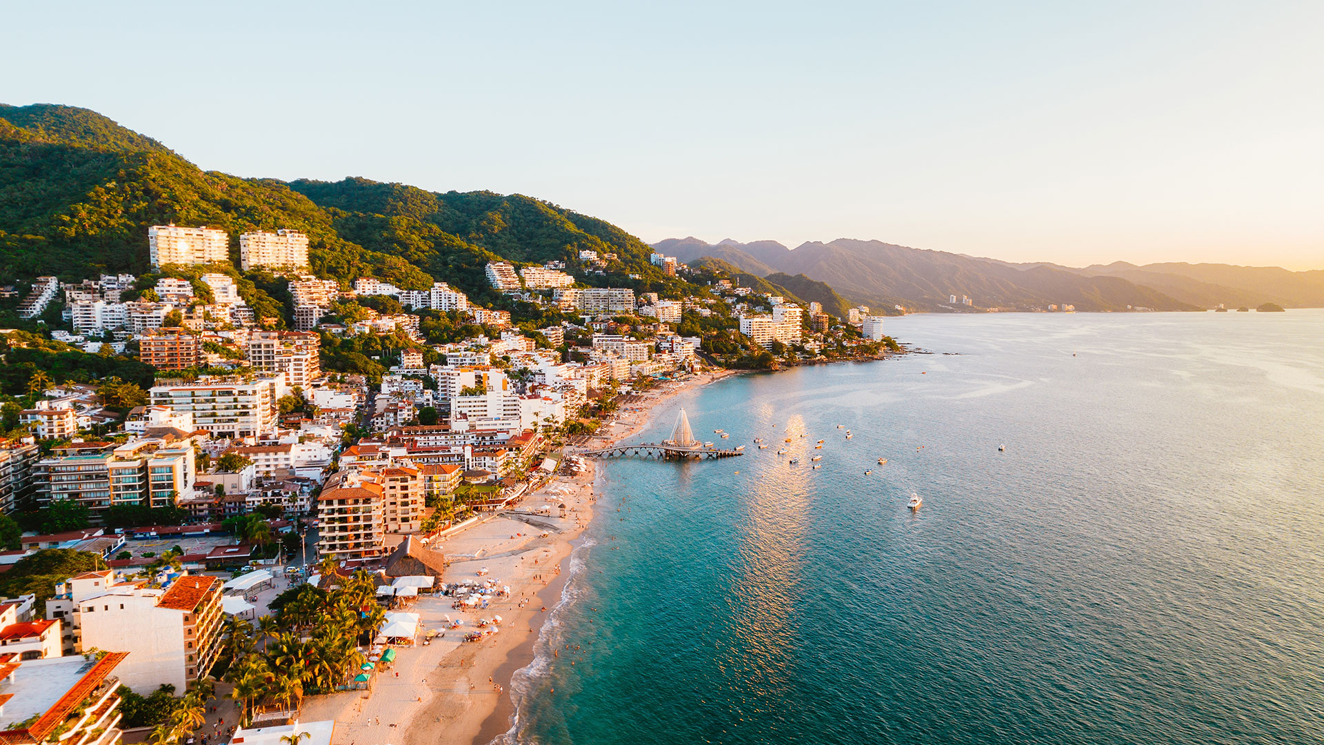 Vista aérea de la costa de Puerto Vallarta al atardecer